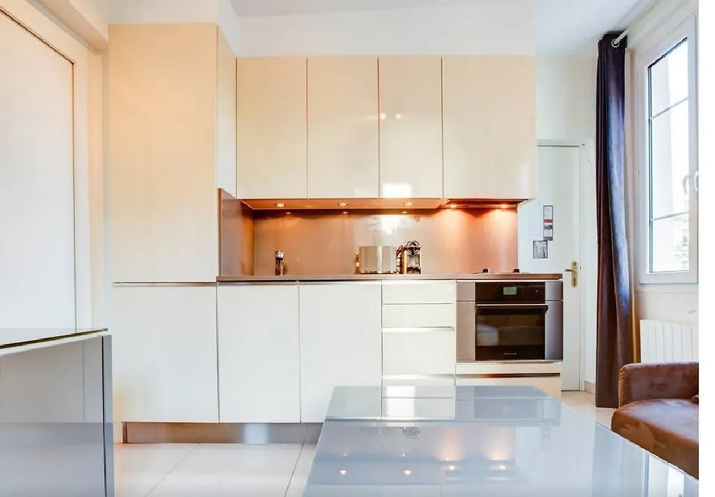 Notre Dame Bright Apartment